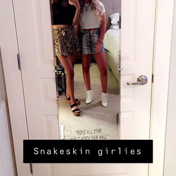 Boutique Snakeskin mini skirt - Picture 2 of 3